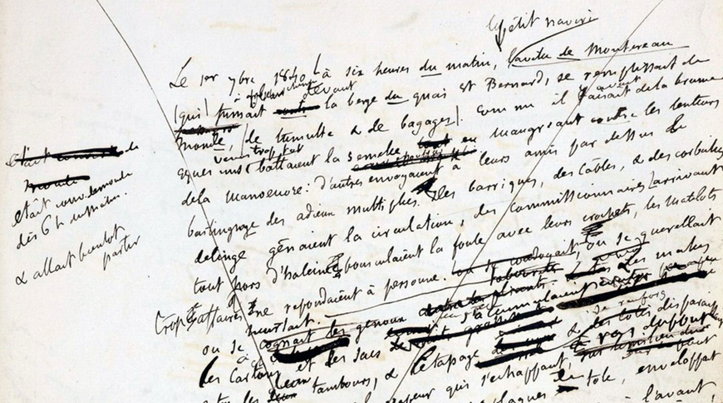 Fac-similé de manuscrit littéraire français des années 1940 avec écriture manuscrite à l'encre, ratures visibles et corrections marginales, posé sur un bureau en bois clair sous lumière naturelle